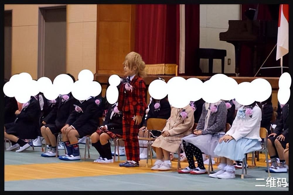 日本辣妈把3岁儿子打扮成牛郎风,没想到10年后画风大变!