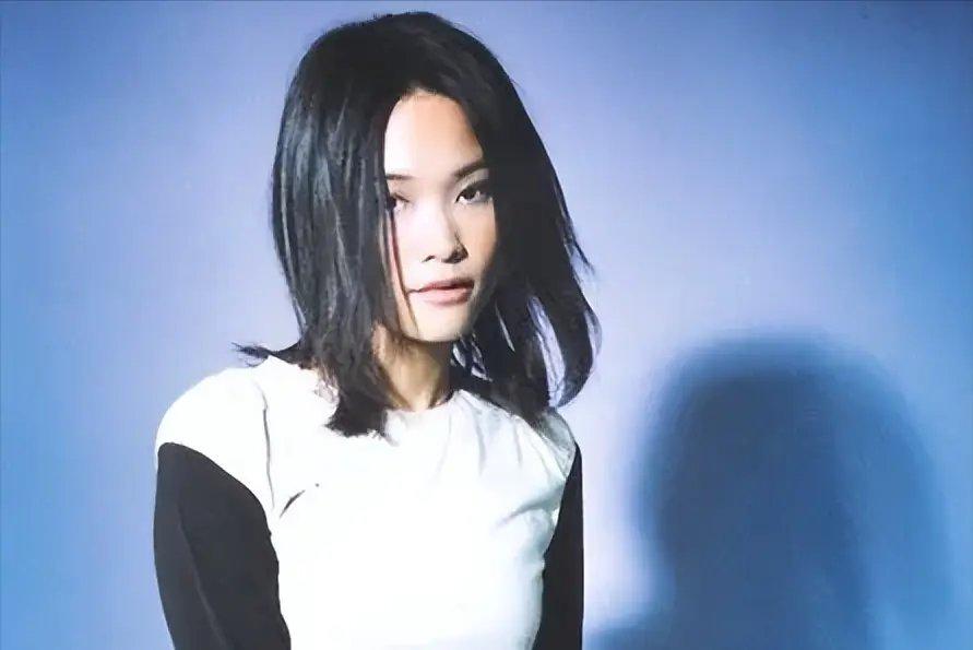 当年凭一首歌与王菲齐名,却被俩渣男磨成精神病,今49岁无人识