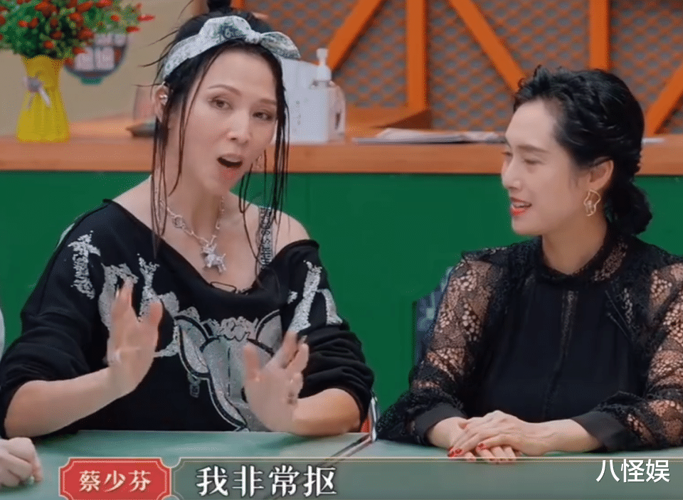 蔡少芬张晋带儿子公园玩耍,夫妻俩吃面包喝白开水,拮据生活曝光