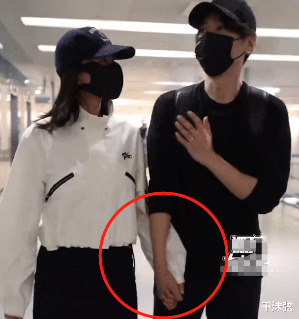 赵又廷|赵又廷夫妇机场同框似话痨，幼稚搞怪逗妻子，高圆圆反应略敷衍