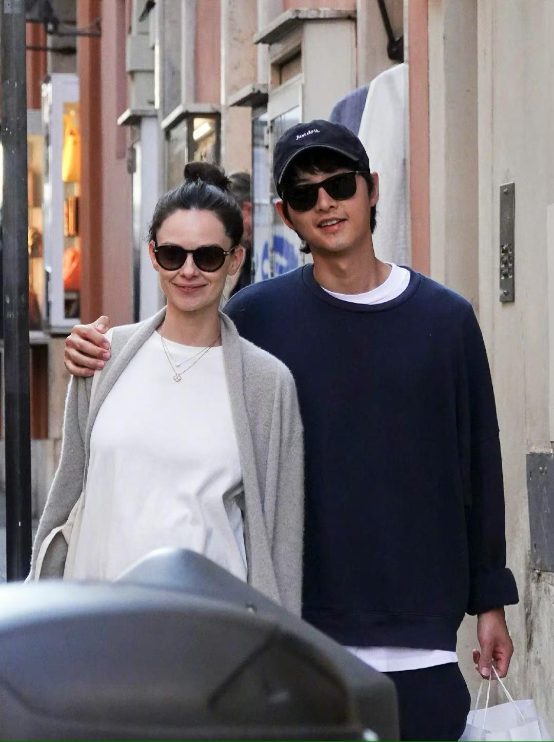 宋仲基|宋仲基携妻子现身罗马,夫妻俩牵手逛街幸福满溢,女方孕肚明显好事将近