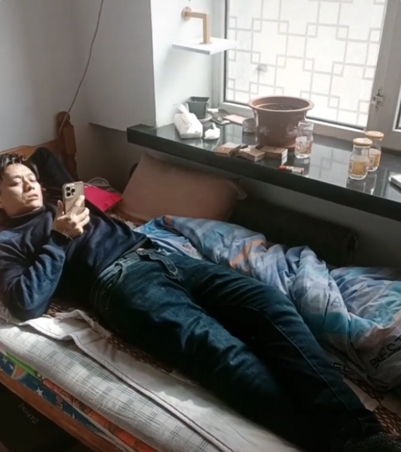 大学生|“把他赶出家门！”男大学生毕业在家啃老，行为懒散家长看不下去