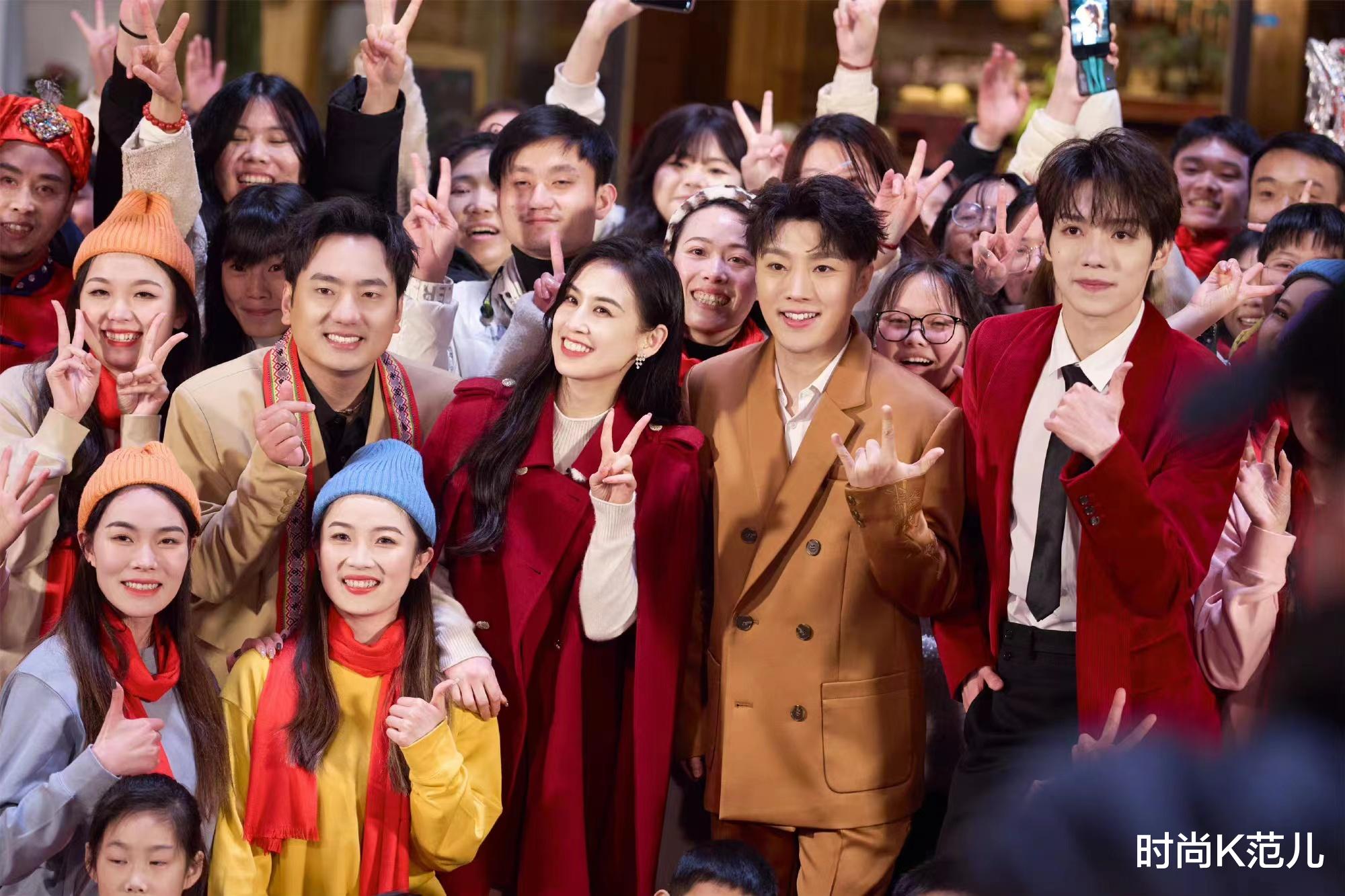 杨幂|黄圣依央视春节特别节目献唱,穿红色斗篷大衣,时尚又喜庆!