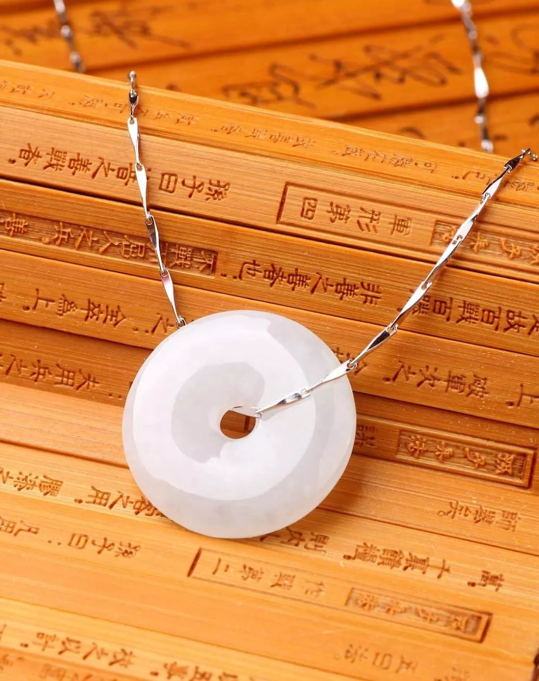 翡翠表面的蜡层需要清理吗？翡翠上蜡和浸蜡有什么区别？