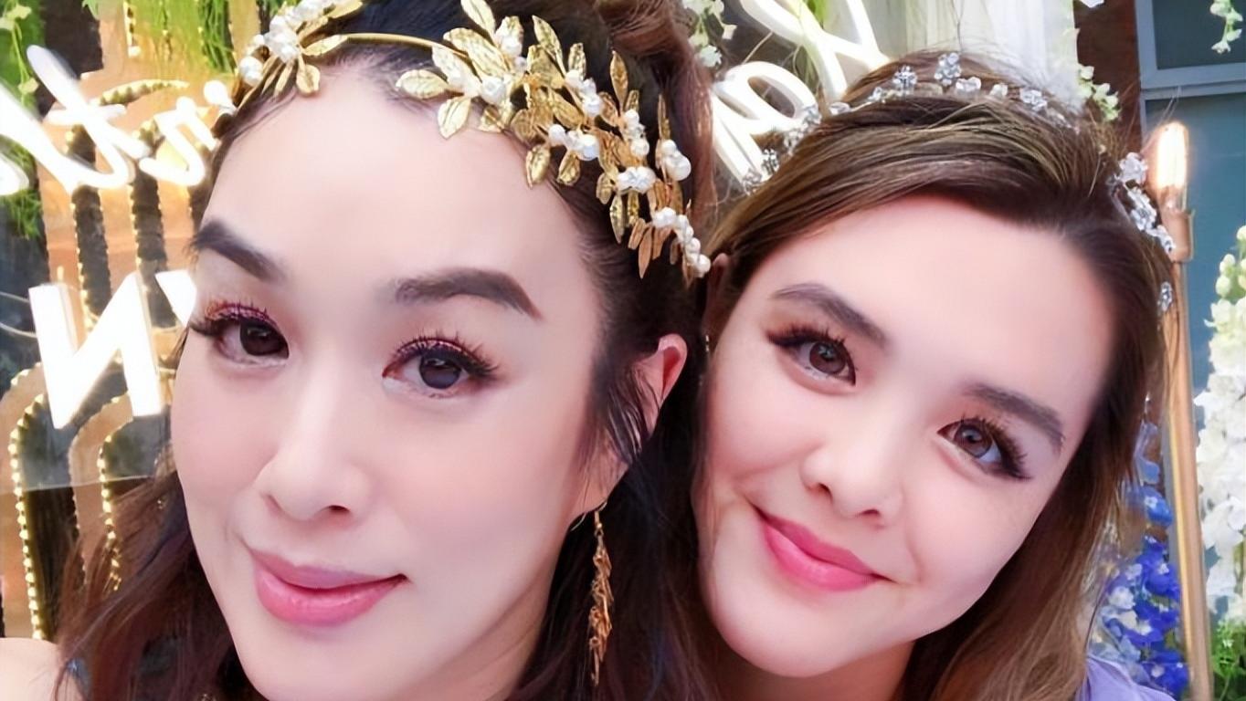 太奔放！钟丽缇女儿当众换衣，现场扯吊带脱裤子，网友：博眼球