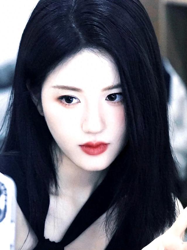 赵露思的新发型有一种/这次我要夺回属于我的一切既视感。 ???