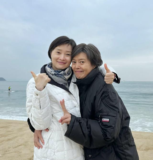 51岁吴越对比52岁闫妮，自然老去和医美老去的差距一目了然