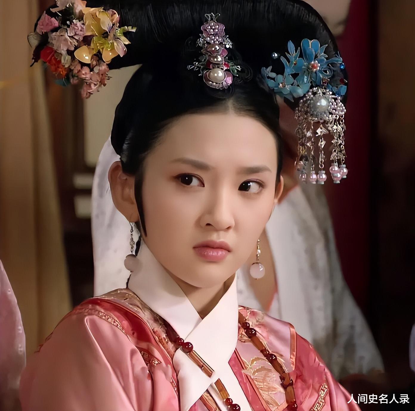 祺贵人被乱棍打死时，谁注意到她的脚了？这才是甄嬛的厉害之处