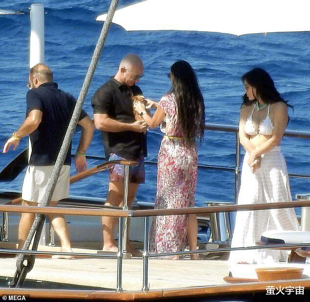 贝索斯游艇上招待黛米·摩尔,一起宠爱吉娃娃,53岁未婚妻半含酸