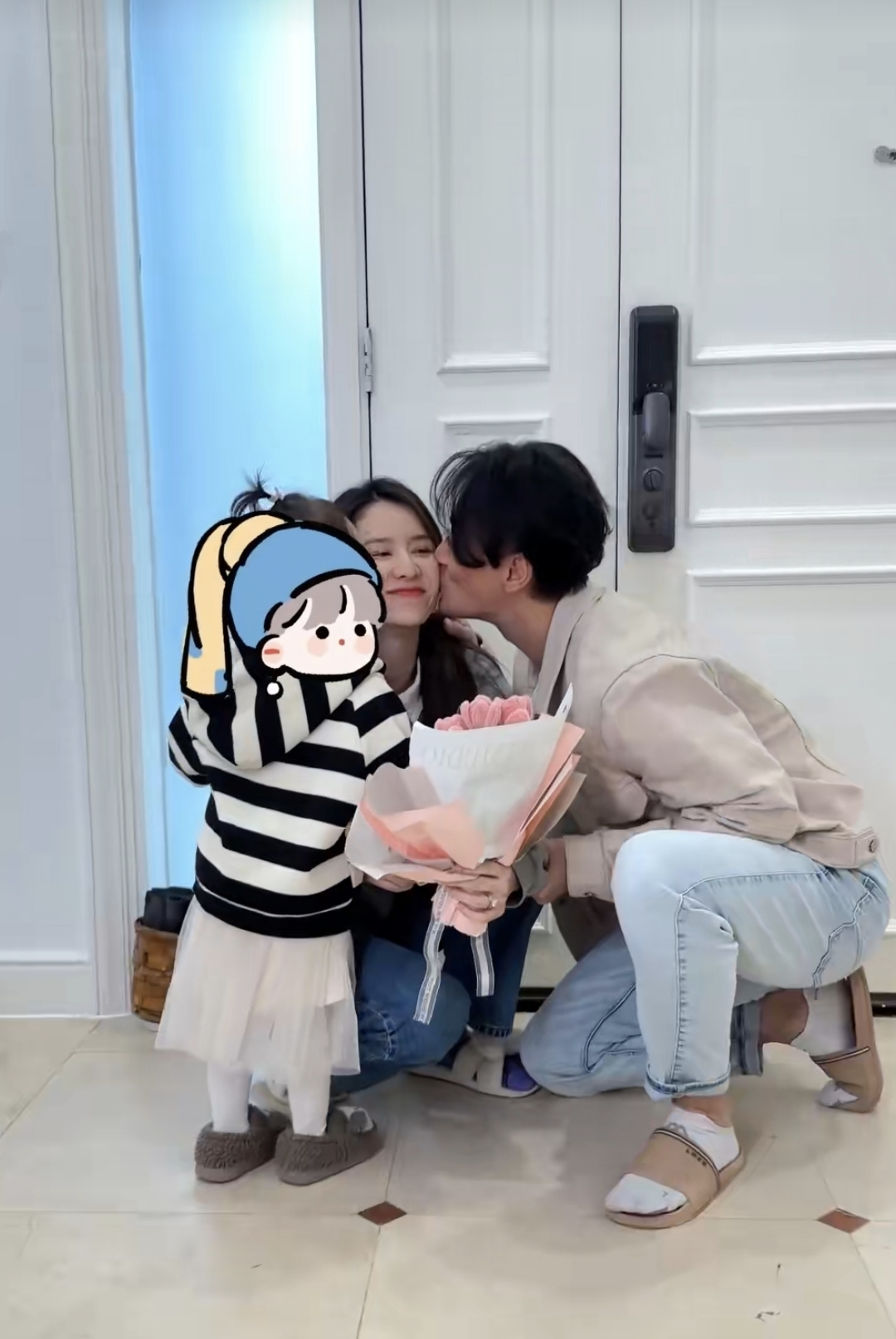 林峰|张馨月母亲节高调秀恩爱，被林峯亲吻脸颊，一家三口住豪华大别墅