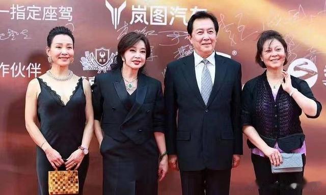 穿衣搭配|唐国强老婆颜值被低估了!同框刘晓庆和陈冲,家居服打扮反而赢了