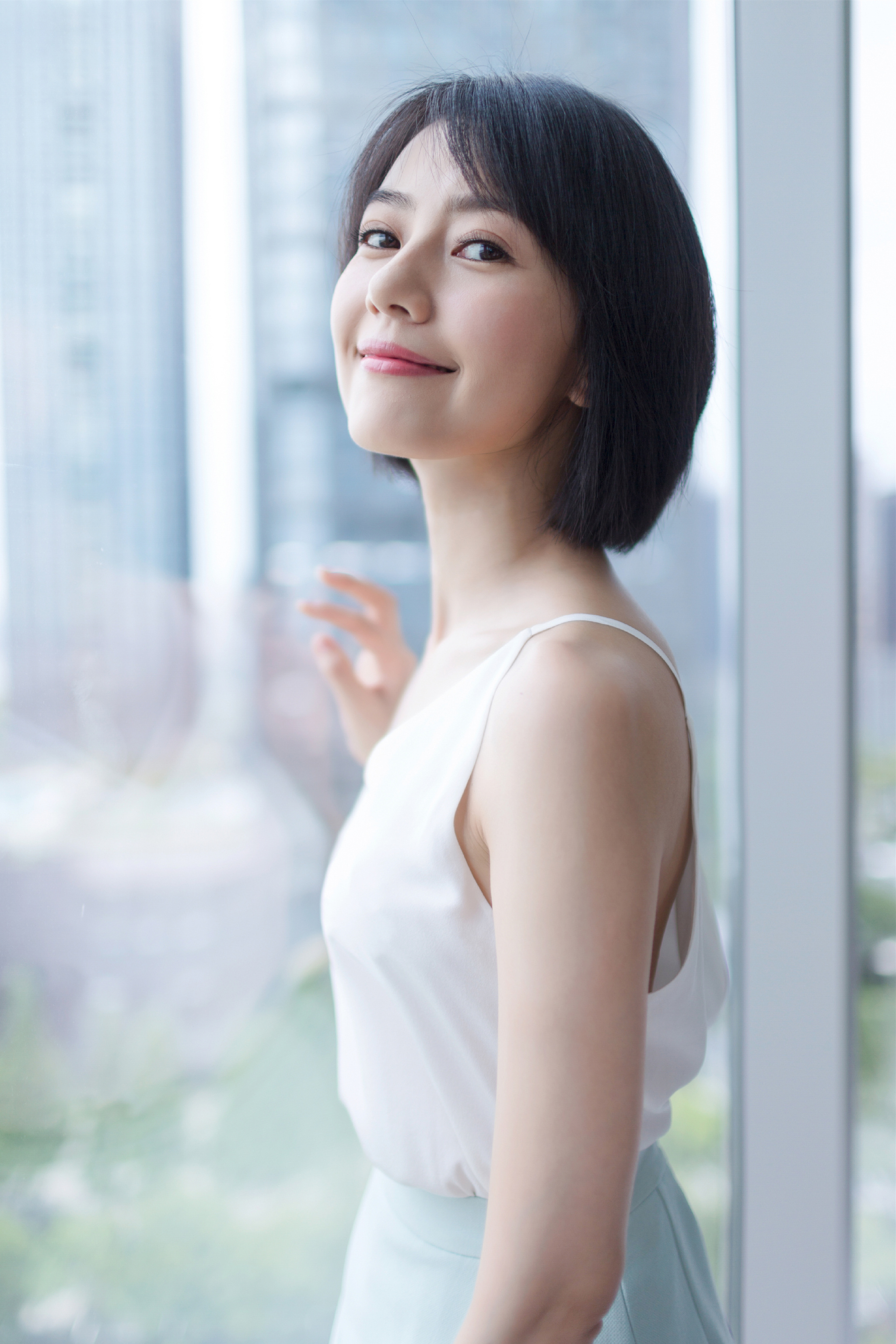 高圆圆骑一万二单车接女儿放学，尽显彪悍，网友直呼：画面温馨