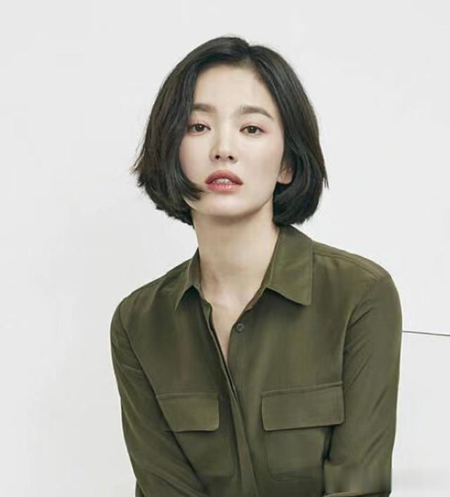 答应我：女人上年纪后谨记“发不烫染、少穿金戴银”，才时尚年轻