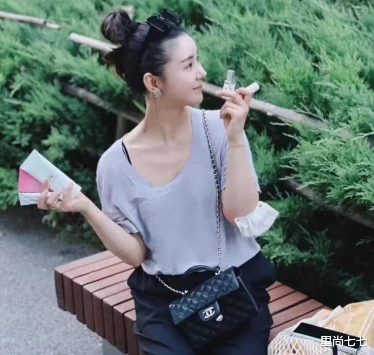 宋晓英 李小萌又胖了！胖出双下巴戴万元耳饰像阔太太，淡妆更显幼态了