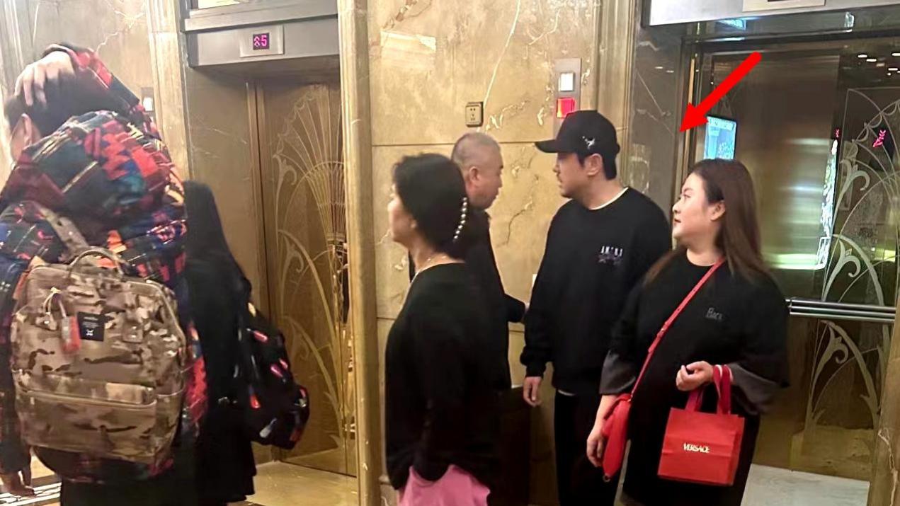 沈腾|沈腾带老婆参加婚礼，夫妻穿情侣装秀恩爱，以行动反击婚变传言