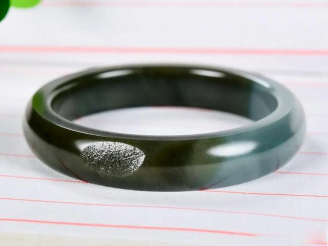 |玉器店里能见到的和田玉手镯，您都能分得清吗？