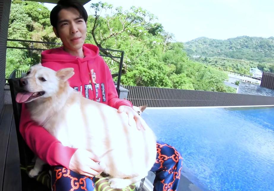 萧敬腾50岁未婚妻背景曝光,双硕士女老板,帮其挡黑道赚上亿房产