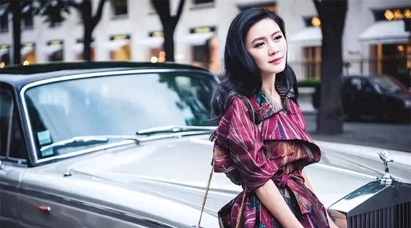 初恋陆毅，痴爱王志文，富豪老公入狱去世后，她竟拿130亿笑活下去