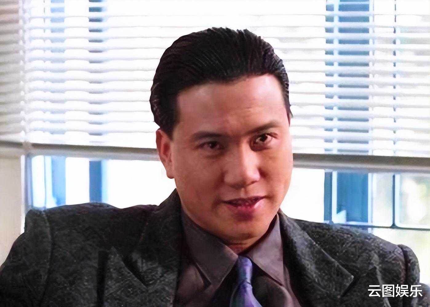 何超仪|65岁万梓良不顾已婚身份，紧搂美女亲吻！对异性太热情频繁惹争议