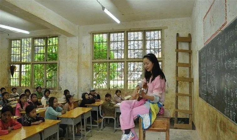 到处认干爹干哥，在男人堆里游刃有余，“顶级绿茶”江一燕现形记