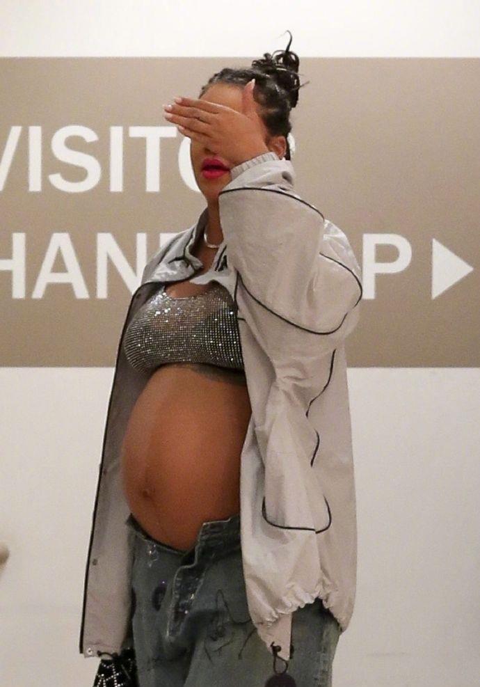 44岁金大姐挺四胎孕肚出街!裤子拉链都拉不上,被纹身男老公牵着