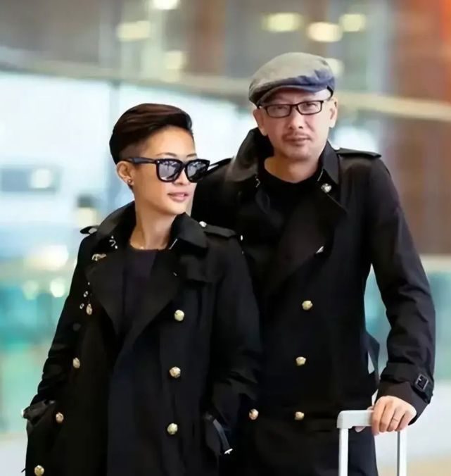 穿衣搭配 51岁梁静与老公走机场,穿黑风衣剪一头短发,比管虎还要有气场
