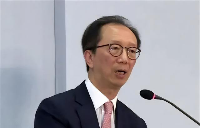 伏明霞|02年香港财神爷娶小26岁伏明霞,婚后不改风流,与妻子闺蜜传绯闻