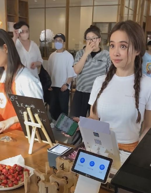 蔡依林|蔡依林现身咖啡店,不会用手机支付惹争议,被吐槽没见过世面