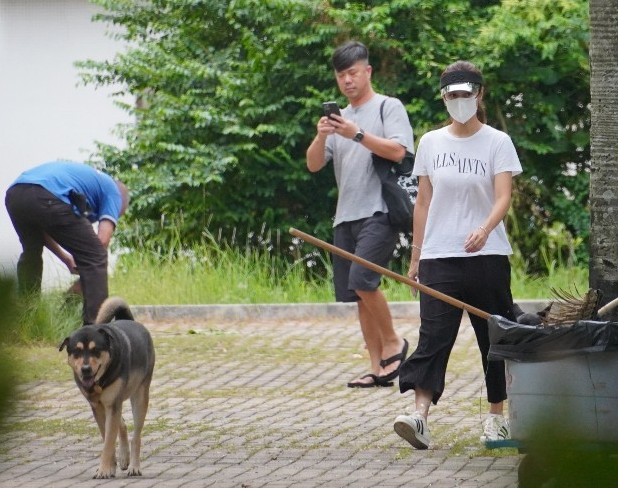 黄心颖婚后首亮相，戴3克拉钻戒富贵逼人，丈夫护妻心切硬刚记者