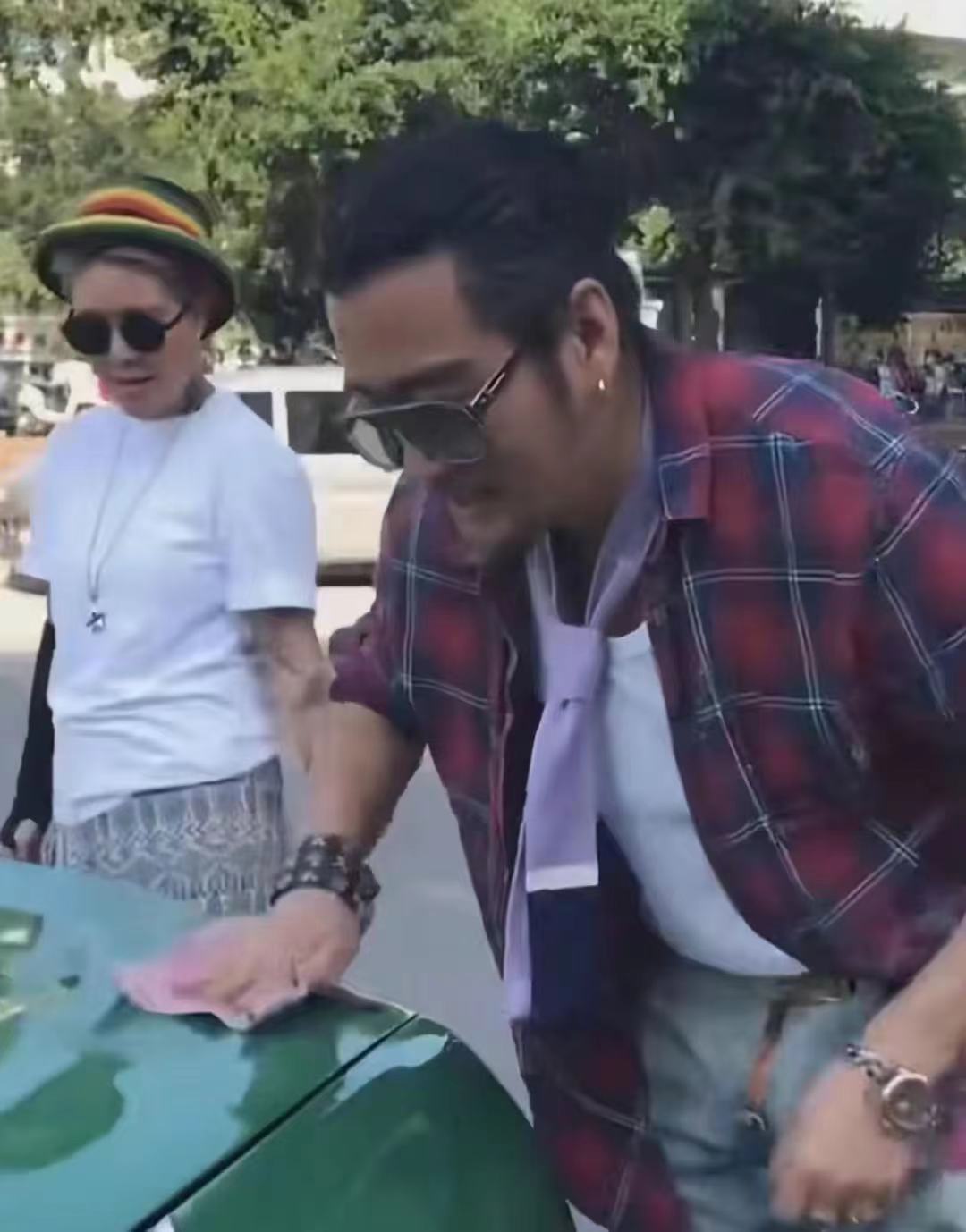 孙兴回农村为富婆女友庆生!甜蜜亲吻显恩爱,女方白色寸头似明星