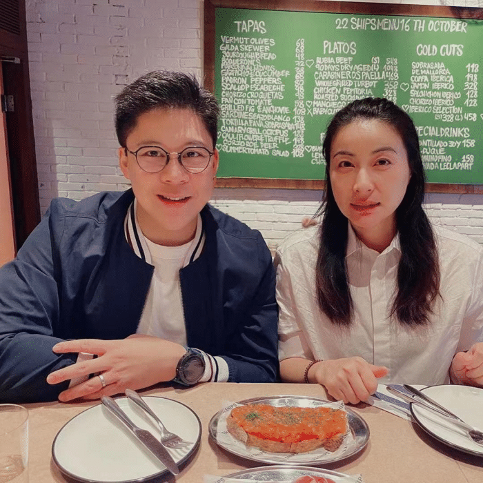 郭晶晶|郭晶晶拎8万爱马仕，踩高跟美到新高度，和老公出行亲民没架子