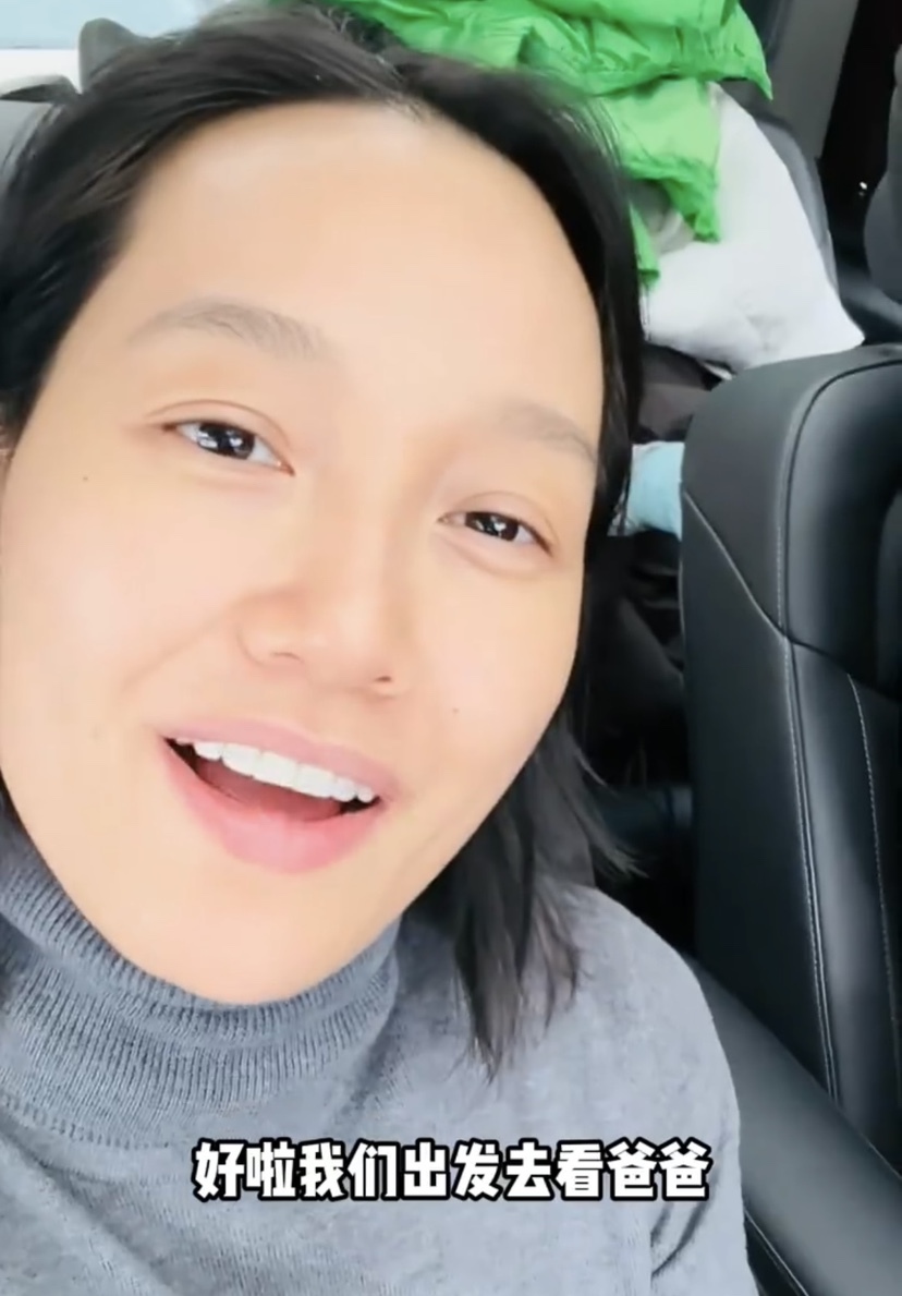 朱丹带一双儿女探班老公,一家四口温馨团聚,周一围跟孩子互动有爱