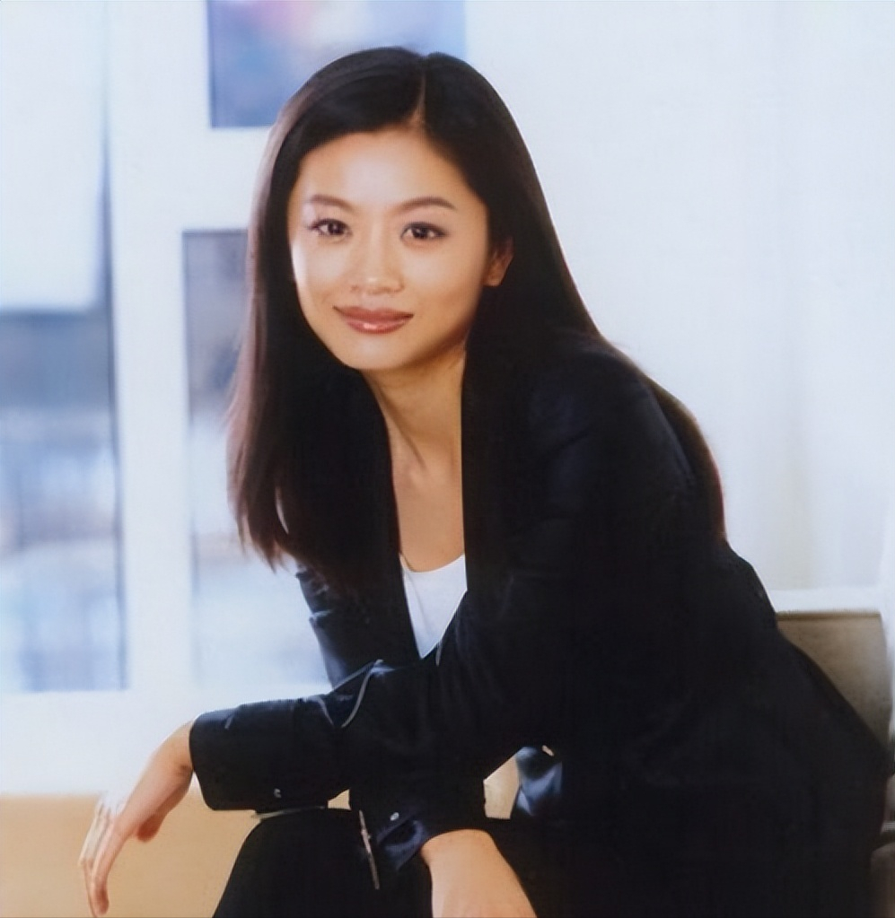 曾子墨当众发表"维护二奶论",后成为瑞幸老板娘,老公比她还小 - 娱乐