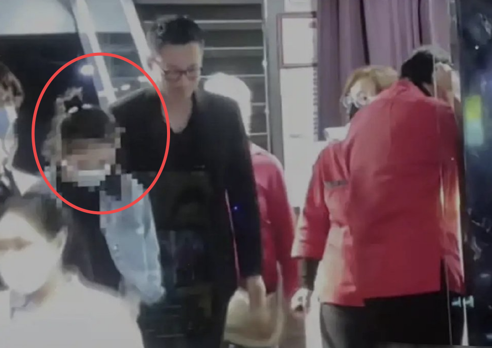 汪小菲|汪小菲台北送孩子回家，牵着8岁女儿的手，儿子蹦蹦跳跳好开心