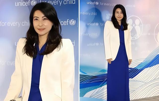 团时朗|郭晶晶罕见现身名媛聚会!合影躲在最后很低调,52岁最美港姐C位