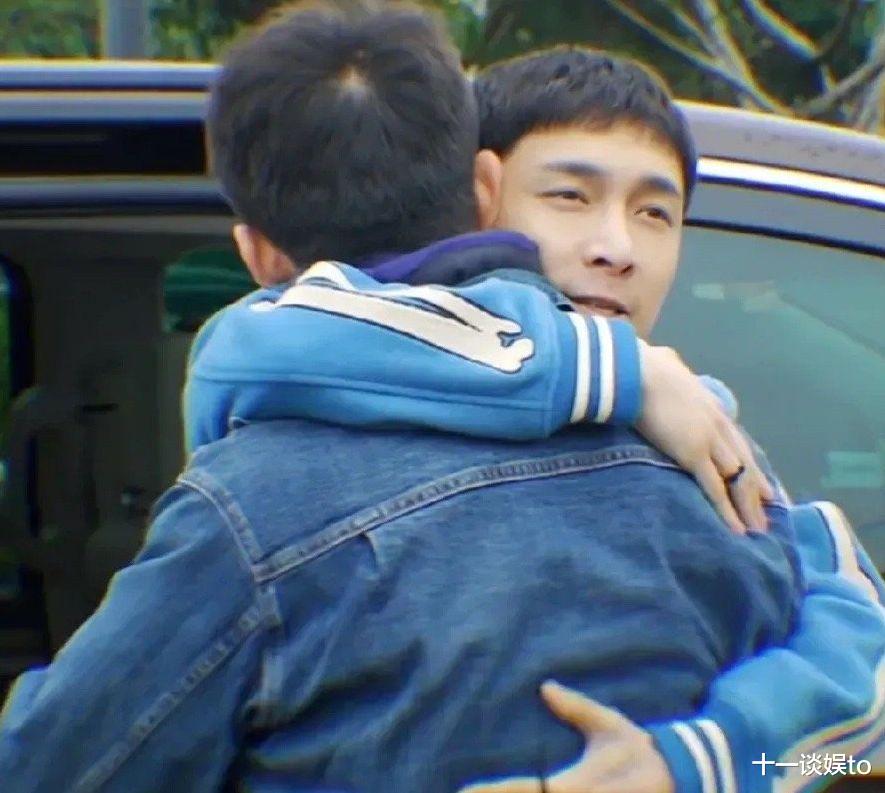 何炅|何炅坐高铁被偶遇,头发浓密穿搭时尚,背影年轻如同二十岁小伙