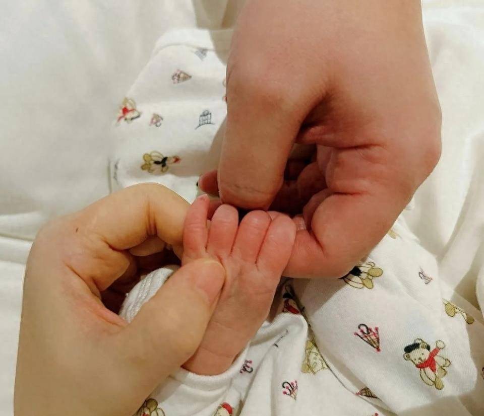 41岁任家萱“官宣产子”,一家三口幸福合照,13年辛酸令人心疼