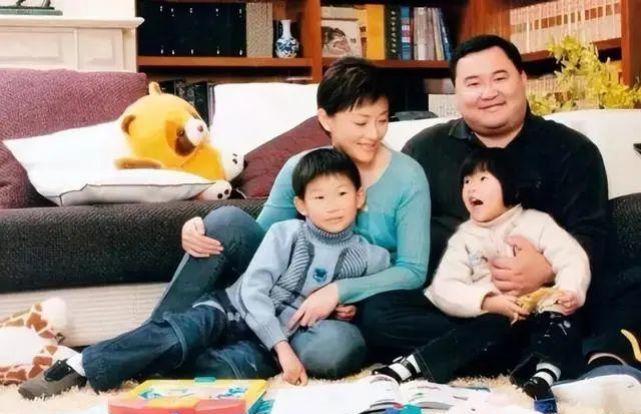 55岁杨澜近照曝光，头发花白弓腰驼背，疑同外籍老公移居美国