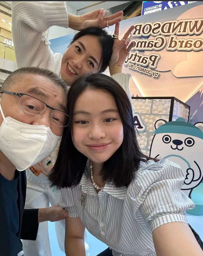 刘銮雄全家福！搂着小女儿好似祖孙俩，甘比扮嫩和刘秀桦一样清纯