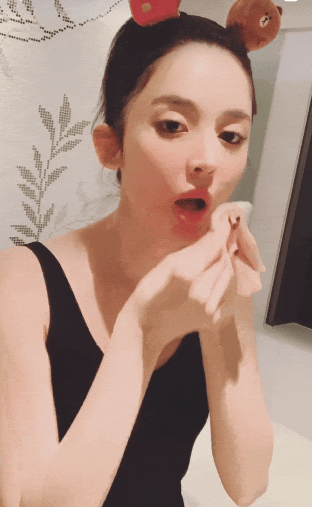 47岁的曾黎直播卸妆,状态让20岁的女孩都羡慕了