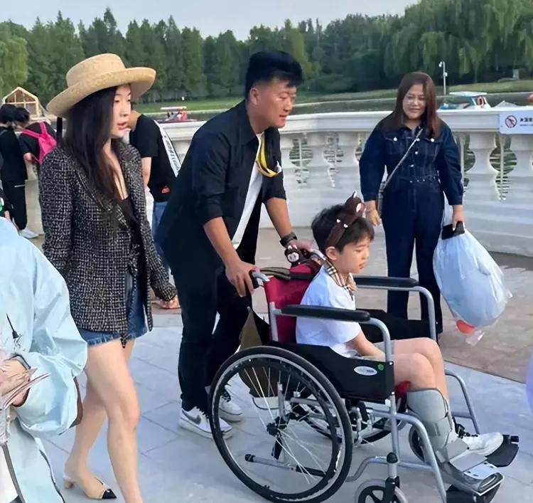 佟丽娅霍思燕董璇带娃出游,3人身材颜值差距大,网友:李小璐呢