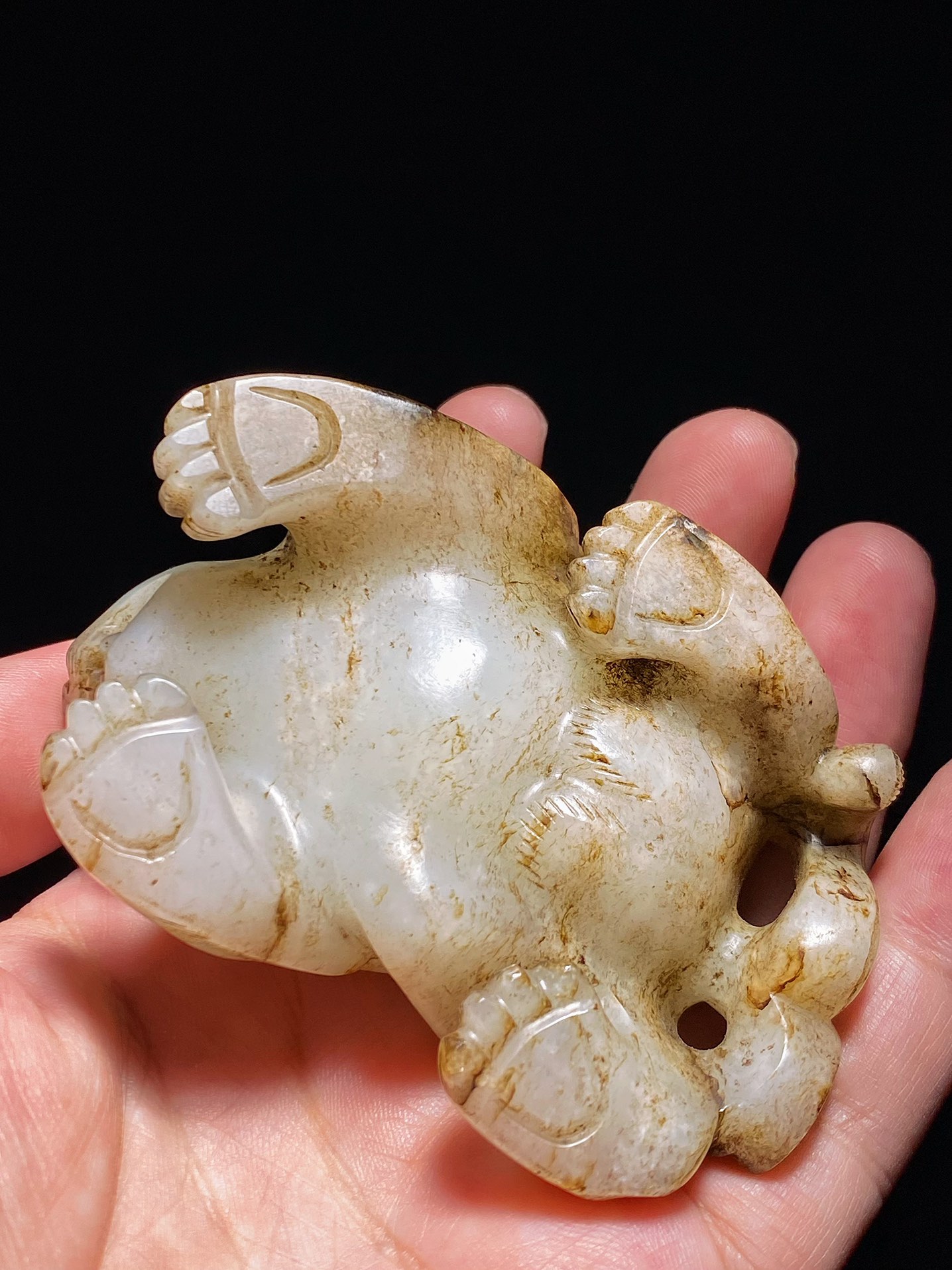 汉 和田玉籽料 白玉受沁 瑞兽 玉辟邪 摆件 把件