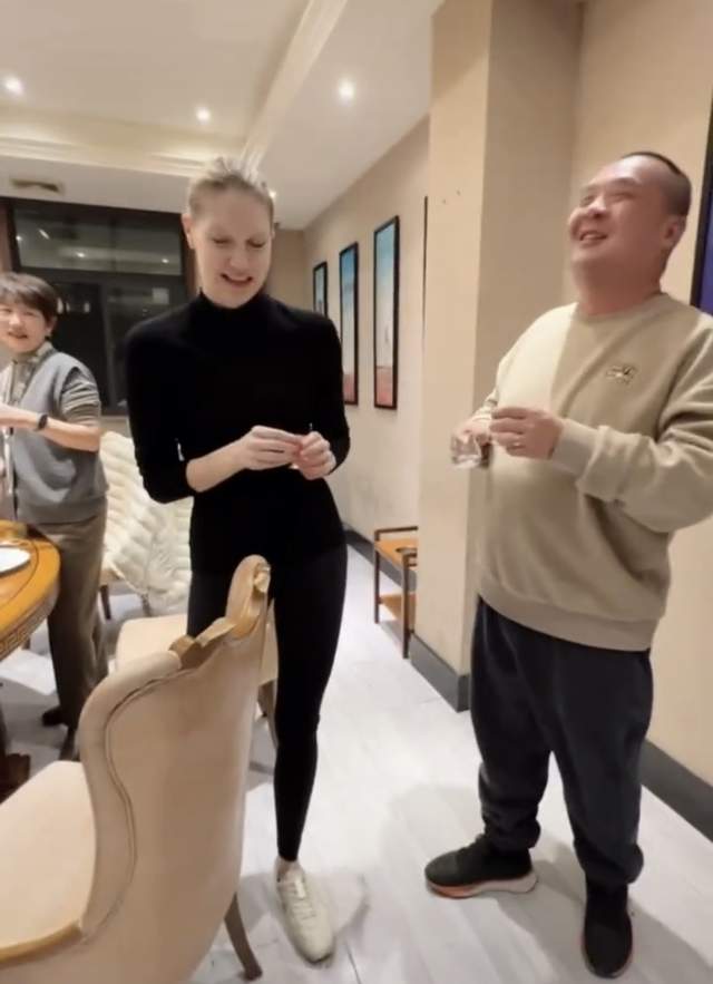 李白|撒贝宁带娇妻回武汉参加酒局!李白举酒杯尬笑不合群,大长腿抢镜