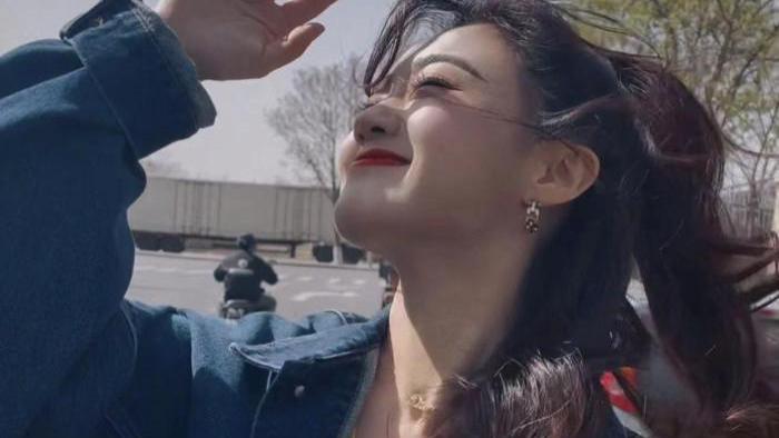 王小玮|39岁王小玮街头卖力表演，央视杨帆帮忙指挥，因身材被曝已复婚