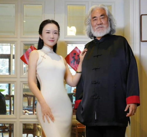 杜星霖|杜星霖怀孕再添实捶！小腹凸起现身月子中心，72岁张纪中小心搀扶