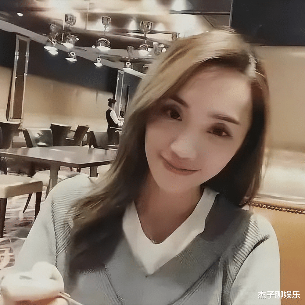 胡歌妻子再被嘲邋遢,一细节暴露不讲卫生,7个月女儿也终于露面