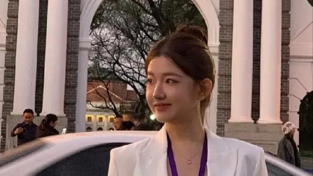 25岁孟羽童清华大学演讲，年赚400万已创办公司，变网红脸疑微调