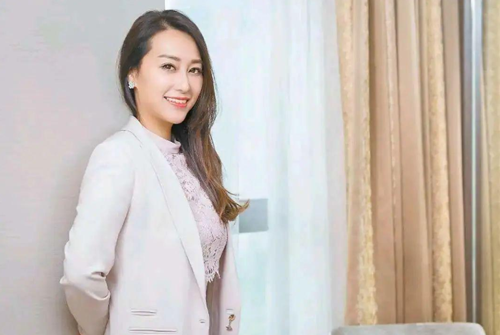 章泽天|30岁章泽天参加香港论坛！穿六万小香风十分淑女，手上钻戒更抢镜