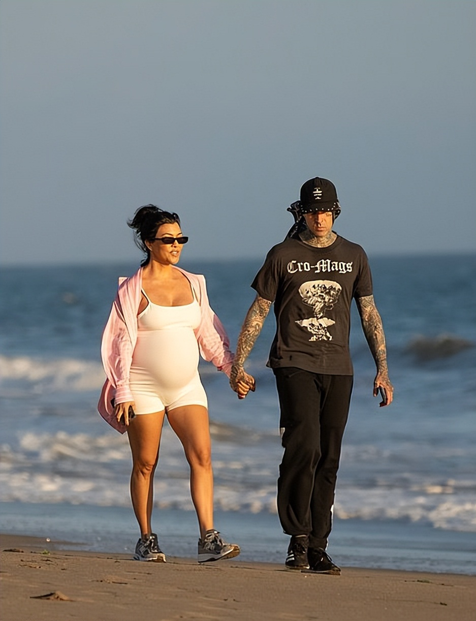 金大姐挺四胎孕肚在海边！和纹身男老公甜蜜漫步，这孕肚快卸货了