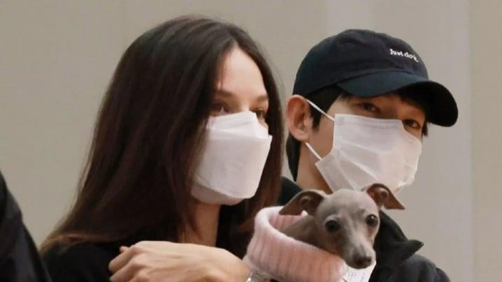 宋仲基|宋仲基婚后首次与老婆公开露面！飞匈牙利拍戏「爱相随」，凯蒂手上钻戒好吸睛